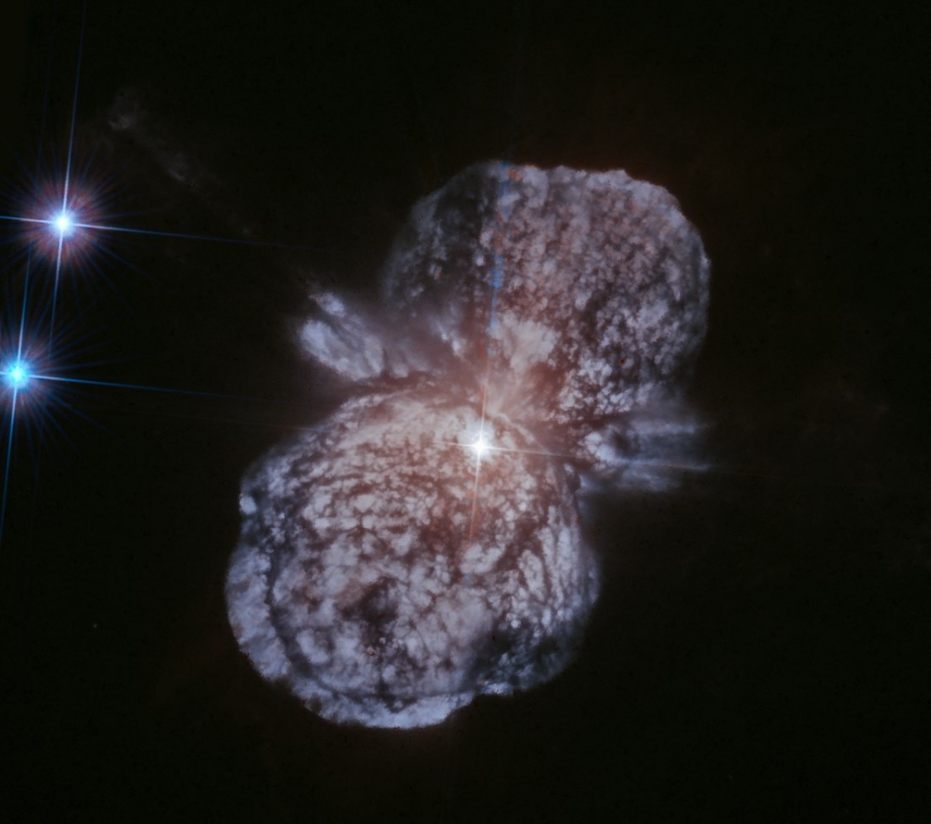 Звезда Эта Киля - белая точка в центре изображения, на стыке двух лопастей туманности Гомункул